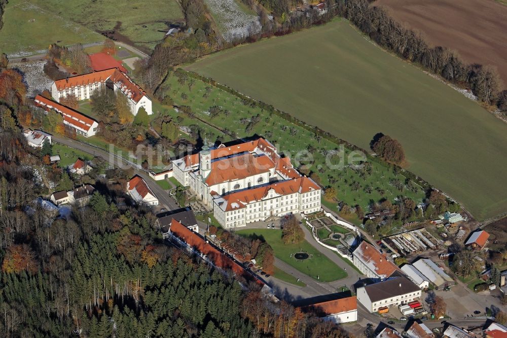 Kloster Schäftlarn von oben - Gebäudekomplex und Prälatengarten des Klosters in Schäftlarn im Bundesland Bayern