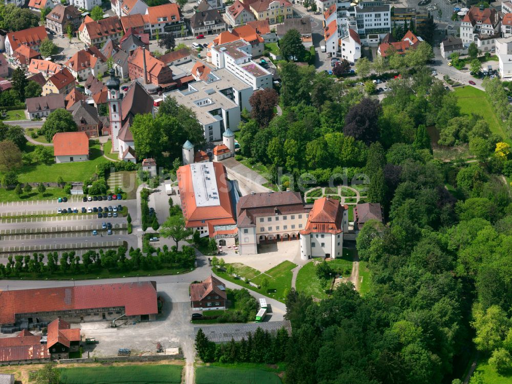 Luftaufnahme Laupheim - Gebäudekomplex des Schloss Großlaupheim in Laupheim im Bundesland Baden-Württemberg, Deutschland
