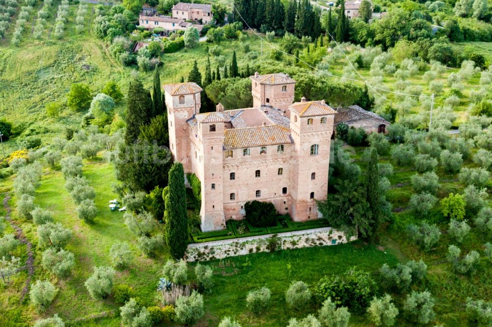 Siena von oben - Gebäudekomplex der Schloß-Hotelanlage Castello Delle Quattro Torra in Siena in Toskana, Italien