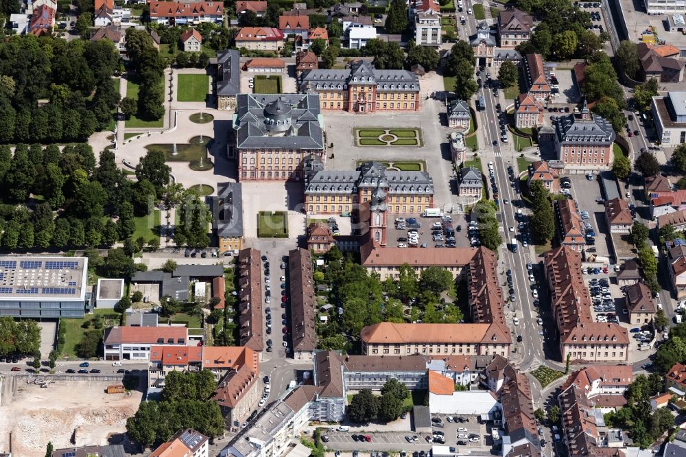 Luftaufnahme Bruchsal - Gebäudekomplex im Schloßpark von Barock Schloss Bruchsal in Bruchsal im Bundesland Baden-Württemberg