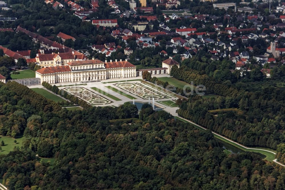 Luftbild Oberschleißheim - Gebäudekomplex im Schloßpark, Hofgarten mit Brunnenanlage und Kanal von Schloß Oberschleißheim im Bundesland Bayern