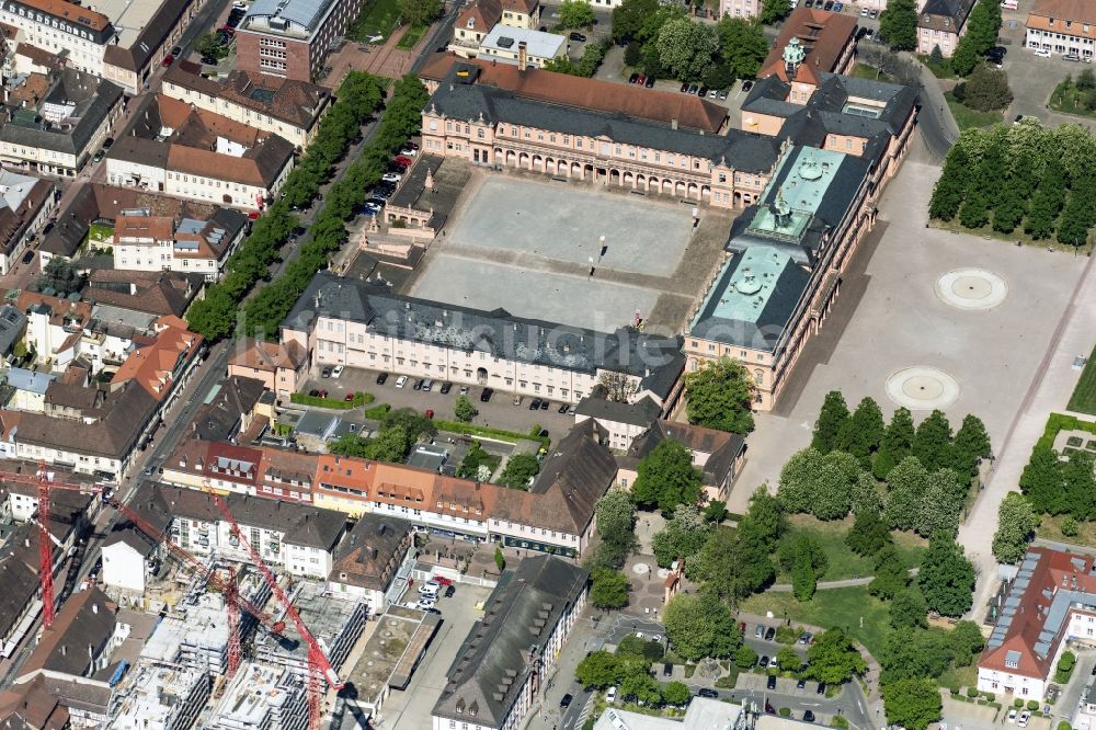 Luftaufnahme Rastatt - Gebäudekomplex im Schloßpark vom Residenzschloss Rastatt in Rastatt im Bundesland Baden-Württemberg, Deutschland