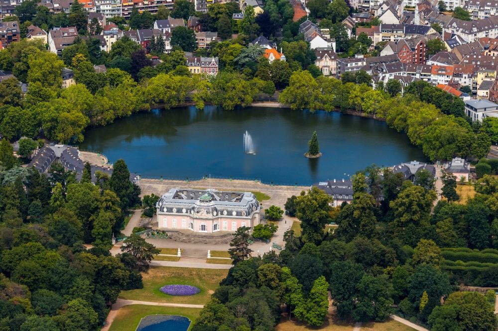 Luftbild Düsseldorf - Gebäudekomplex im Schloßpark von Schloß Benrath in Düsseldorf im Bundesland Nordrhein-Westfalen, Deutschland