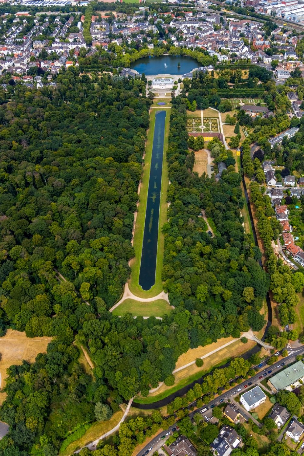 Düsseldorf aus der Vogelperspektive: Gebäudekomplex im Schloßpark von Schloß Benrath in Düsseldorf im Bundesland Nordrhein-Westfalen, Deutschland