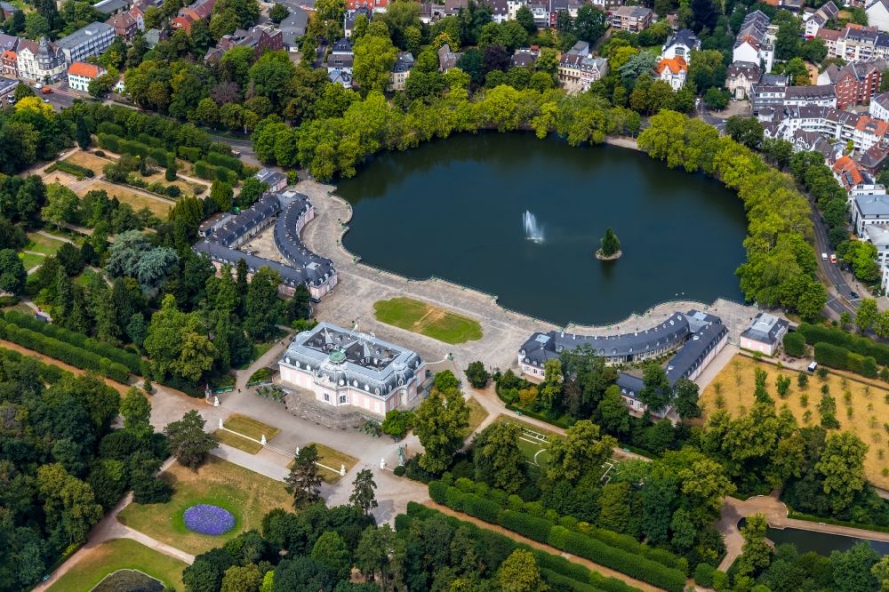 Luftbild Düsseldorf - Gebäudekomplex im Schloßpark von Schloß Benrath in Düsseldorf im Bundesland Nordrhein-Westfalen, Deutschland
