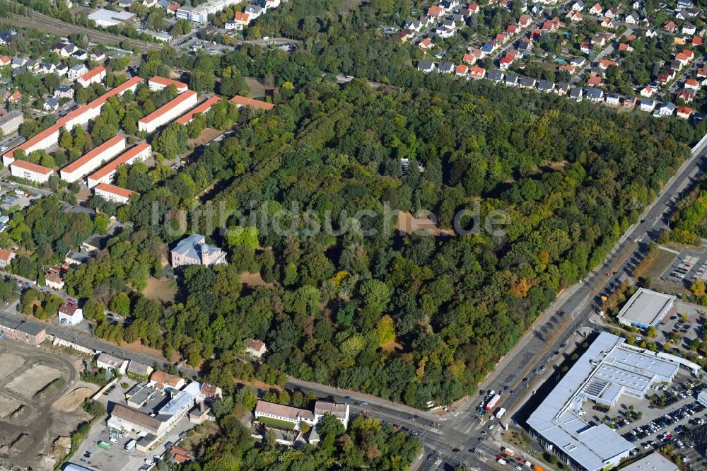 Berlin von oben - Gebäudekomplex im Schloßpark von Schloß Biesdorf in Berlin, Deutschland