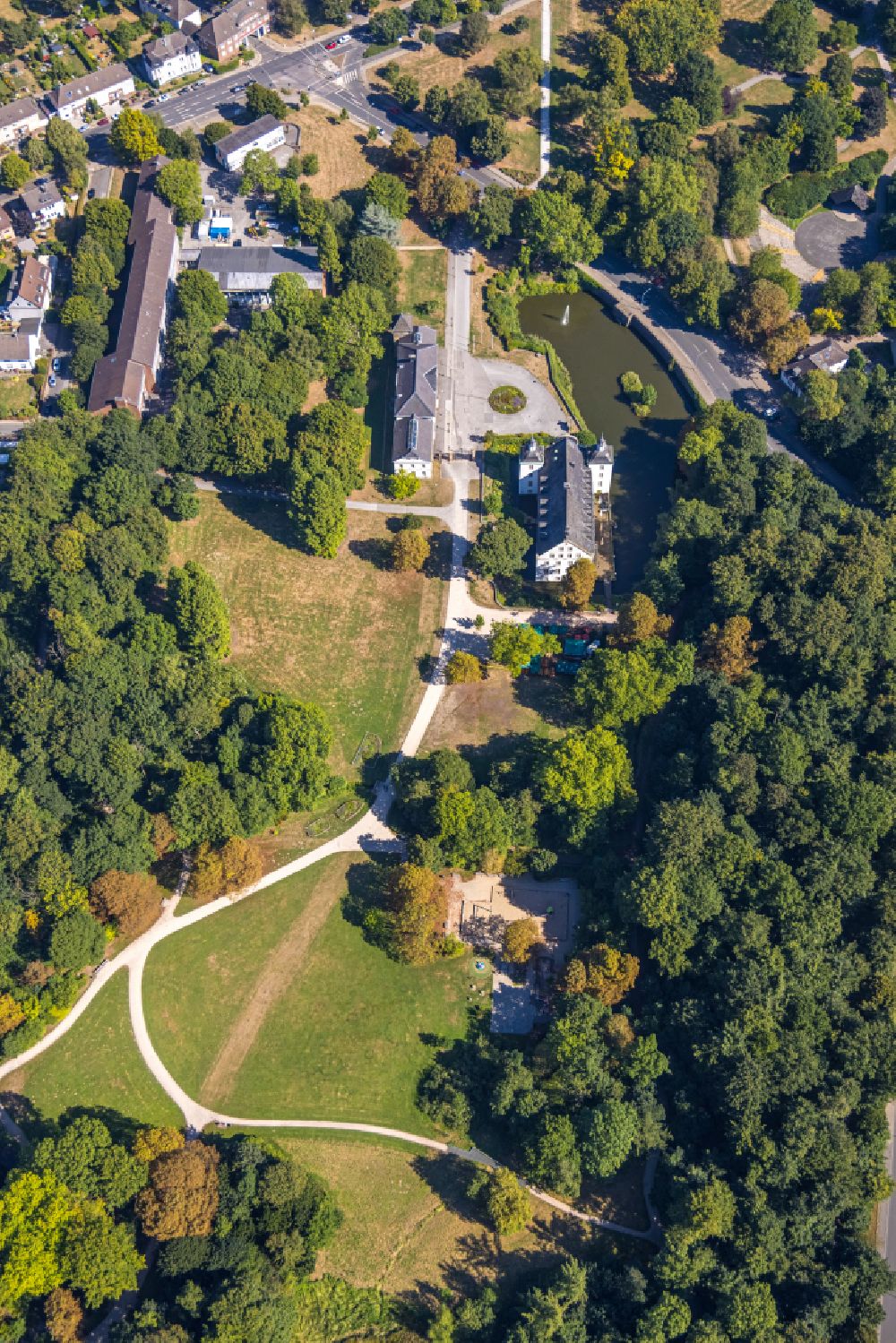 Luftbild Essen - Gebäudekomplex im Schloßpark von Schloß Borbeck in Essen im Bundesland Nordrhein-Westfalen - NRW, Deutschland