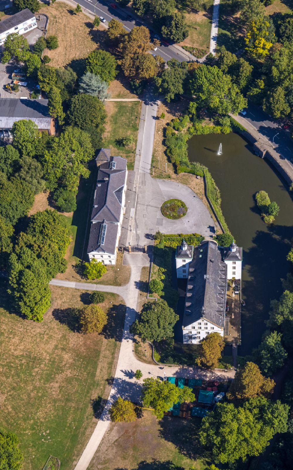 Luftaufnahme Essen - Gebäudekomplex im Schloßpark von Schloß Borbeck in Essen im Bundesland Nordrhein-Westfalen - NRW, Deutschland