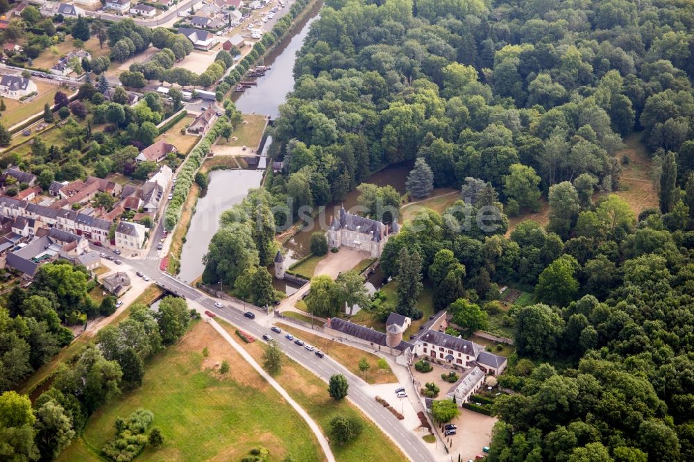 Luftbild Vitry-aux-Loges - Gebäudekomplex im Schloßpark vom Schloß am Canal D'Orleans in Vitry-aux-Loges in Centre-Val de Loire, Frankreich