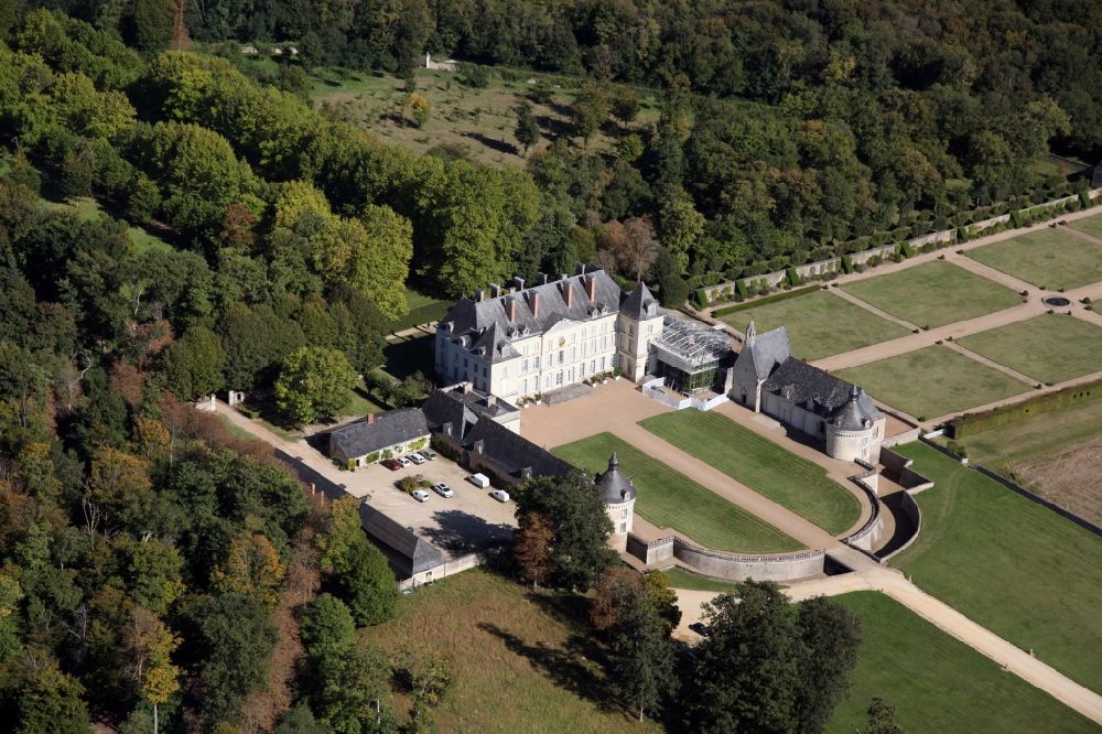 Luftbild Maze - Gebäudekomplex im Schloßpark von Schloß Chateau Montgeoffroy in Maze in Pays de la Loire, Frankreich