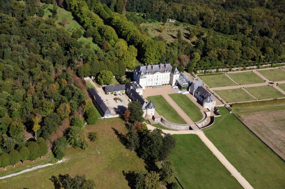 Luftaufnahme Maze - Gebäudekomplex im Schloßpark von Schloß Chateau Montgeoffroy in Maze in Pays de la Loire, Frankreich