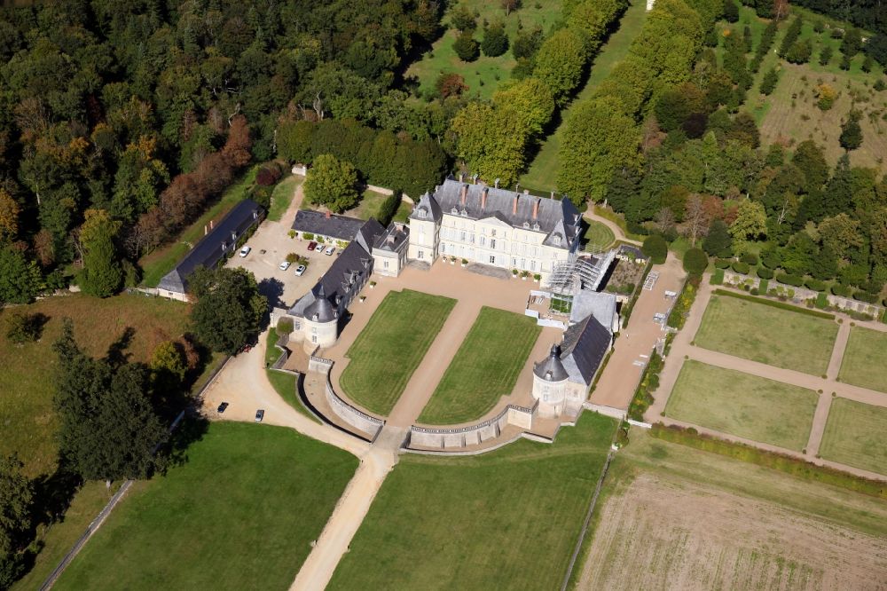 Maze aus der Vogelperspektive: Gebäudekomplex im Schloßpark von Schloß Chateau Montgeoffroy in Maze in Pays de la Loire, Frankreich