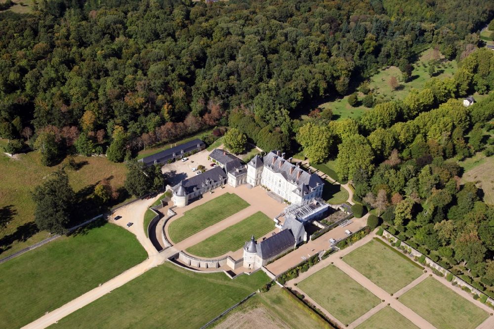 Luftaufnahme Maze - Gebäudekomplex im Schloßpark von Schloß Chateau Montgeoffroy in Maze in Pays de la Loire, Frankreich