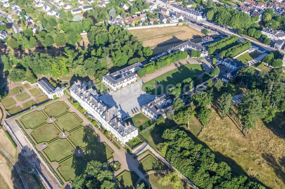 Menars aus der Vogelperspektive: Gebäudekomplex im Schloßpark von Schloß Château de Menars an der Loire in Menars in Centre-Val de Loire, Frankreich