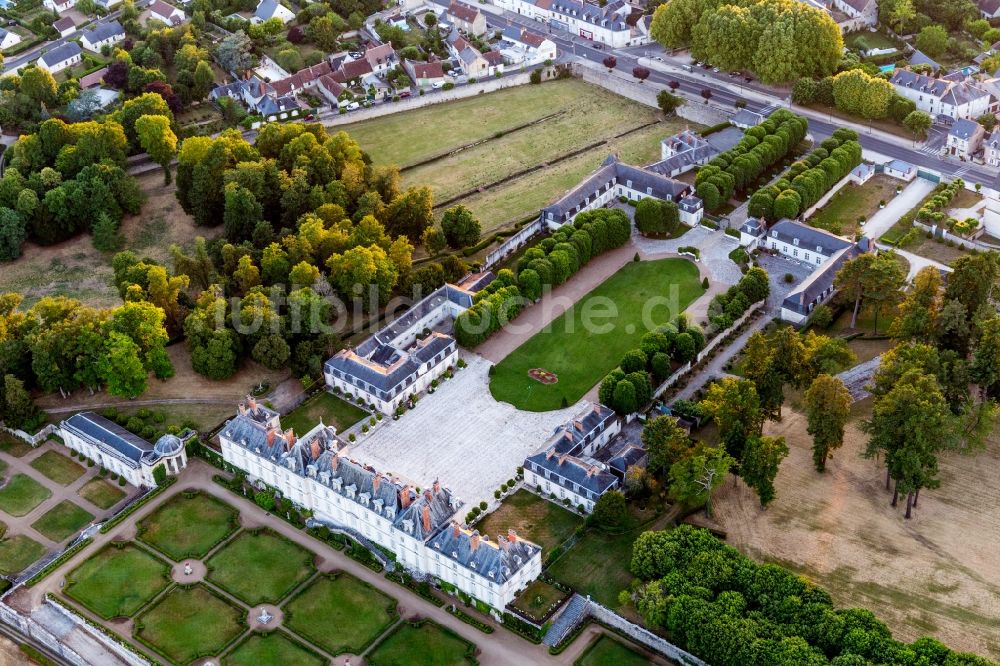 Luftbild Menars - Gebäudekomplex im Schloßpark von Schloß Château de Menars an der Loire in Menars in Centre-Val de Loire, Frankreich