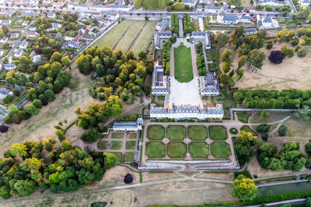 Luftaufnahme Menars - Gebäudekomplex im Schloßpark von Schloß Château de Menars an der Loire in Menars in Centre-Val de Loire, Frankreich