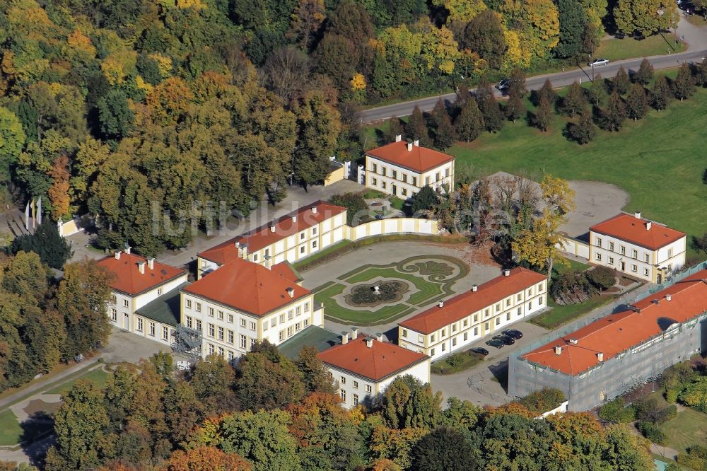 Luftbild München - Gebäudekomplex im Schloßpark von Schloß Fürstenried in München im Bundesland Bayern