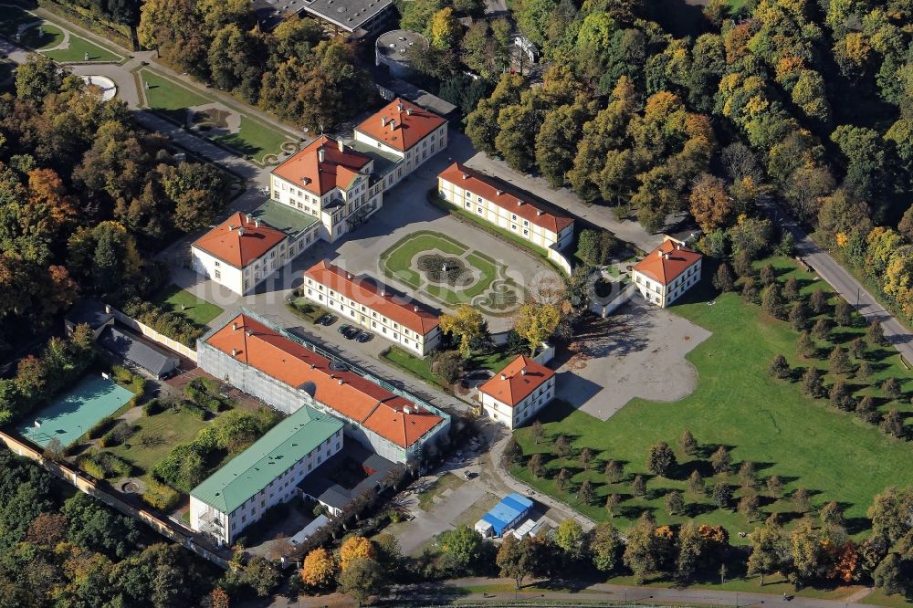 München von oben - Gebäudekomplex im Schloßpark von Schloß Fürstenried in München im Bundesland Bayern
