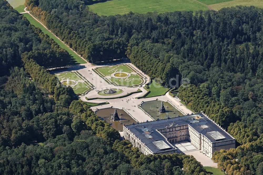Luftbild Chiemsee - Gebäudekomplex im Schlosspark von Schloss Herrenchiemsee auf der Herreninsel im Chiemsee im Bundesland Bayern