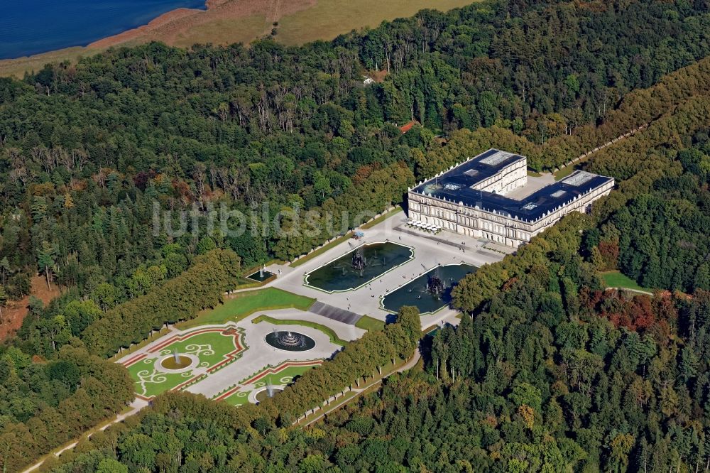 Luftaufnahme Chiemsee - Gebäudekomplex im Schlosspark von Schloss Herrenchiemsee auf der Herreninsel im Chiemsee im Bundesland Bayern