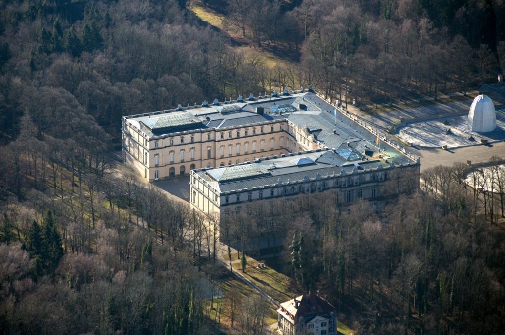 Luftbild Chiemsee - Gebäudekomplex im Schlosspark von Schloss Herrenchiemsee auf der Herreninsel im Chiemsee im Bundesland Bayern