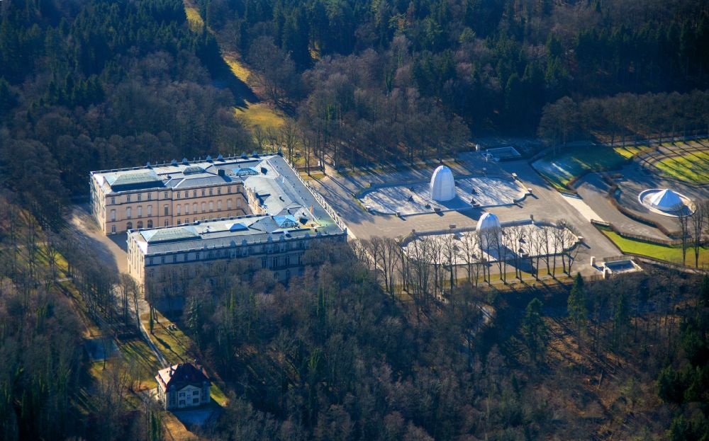 Luftaufnahme Chiemsee - Gebäudekomplex im Schlosspark von Schloss Herrenchiemsee auf der Herreninsel im Chiemsee im Bundesland Bayern