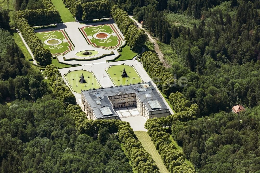 Chiemsee aus der Vogelperspektive: Gebäudekomplex im Schlosspark von Schloss Herrenchiemsee auf der Herreninsel im Chiemsee im Bundesland Bayern