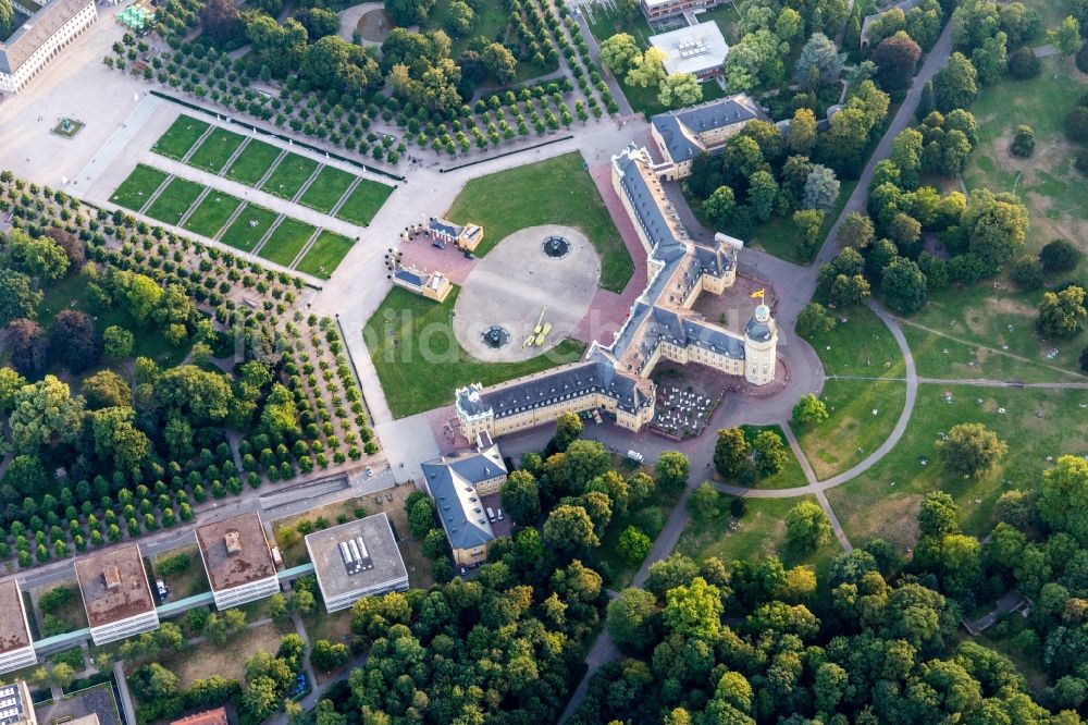 Luftbild Karlsruhe - Gebäudekomplex im Schloßpark von Schloß Karlsruhe in Karlsruhe im Bundesland Baden-Württemberg, Deutschland