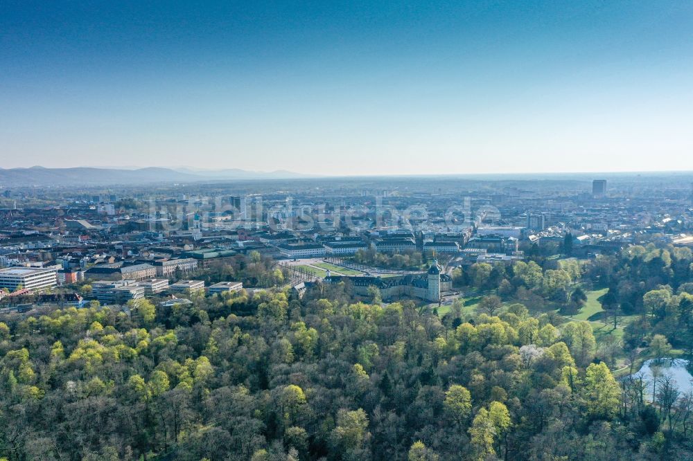 Luftaufnahme Karlsruhe - Gebäudekomplex im Schloßpark von Schloß Karlsruhe in Karlsruhe im Bundesland Baden-Württemberg, Deutschland