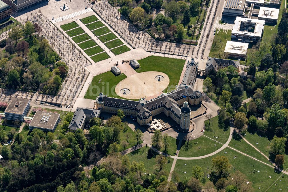 Luftbild Karlsruhe - Gebäudekomplex im Schloßpark von Schloß Karlsruhe am Zirkel in Karlsruhe im Bundesland Baden-Württemberg, Deutschland