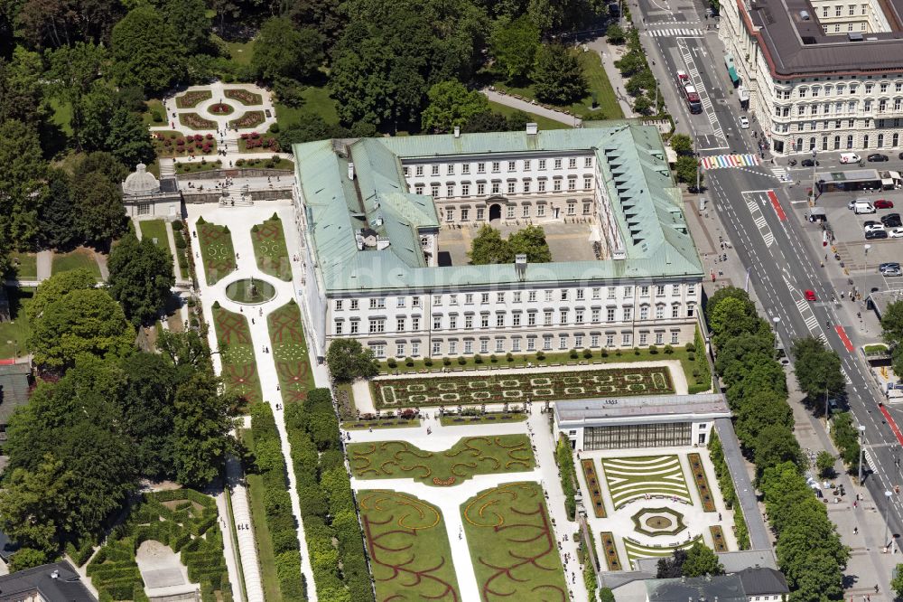 Salzburg aus der Vogelperspektive: Gebäudekomplex im Schloßpark von Schloß Mirabell in Salzburg in Österreich