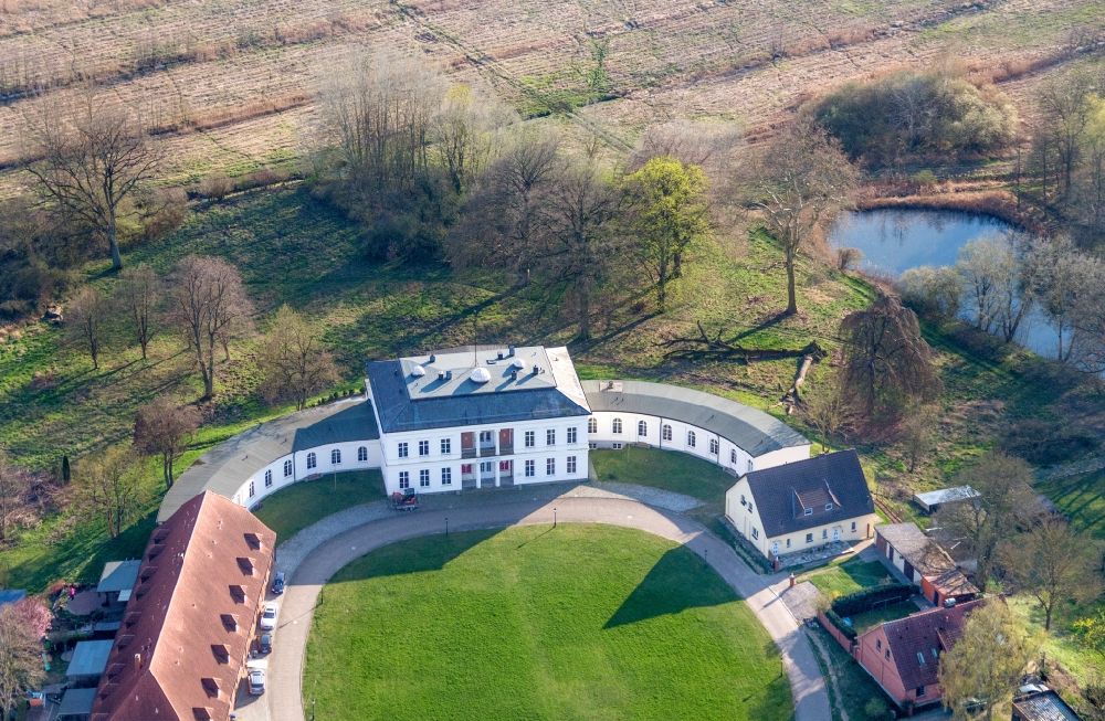 Luftaufnahme Passow - Gebäudekomplex im Schloßpark von Schloß Passow in Passow im Bundesland Mecklenburg-Vorpommern, Deutschland