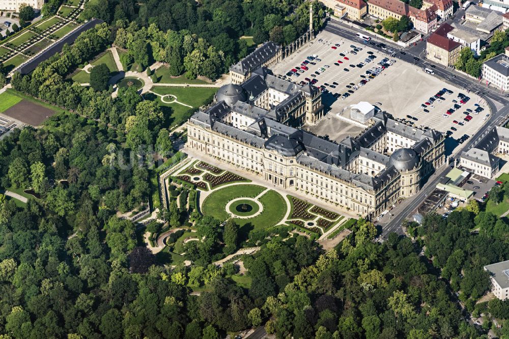 Würzburg aus der Vogelperspektive: Gebäudekomplex im Schloßpark von Schloß Residenz Würzburg in Würzburg im Bundesland Bayern
