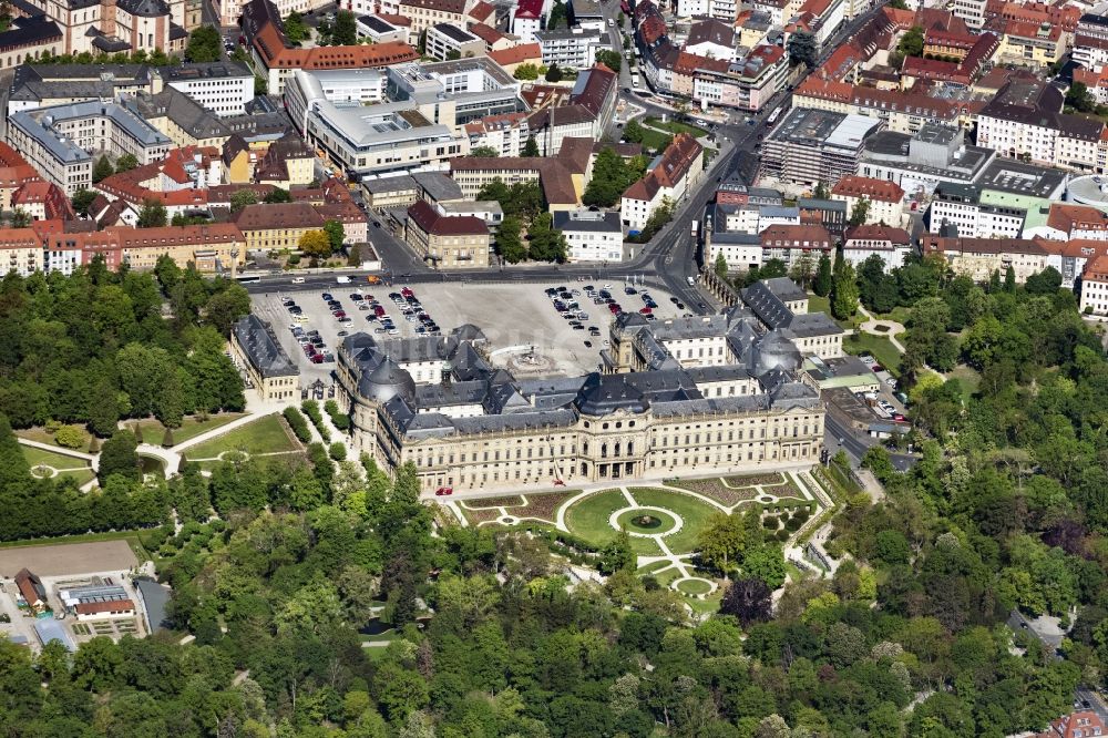 Luftaufnahme Würzburg - Gebäudekomplex im Schloßpark von Schloß Residenz Würzburg in Würzburg im Bundesland Bayern