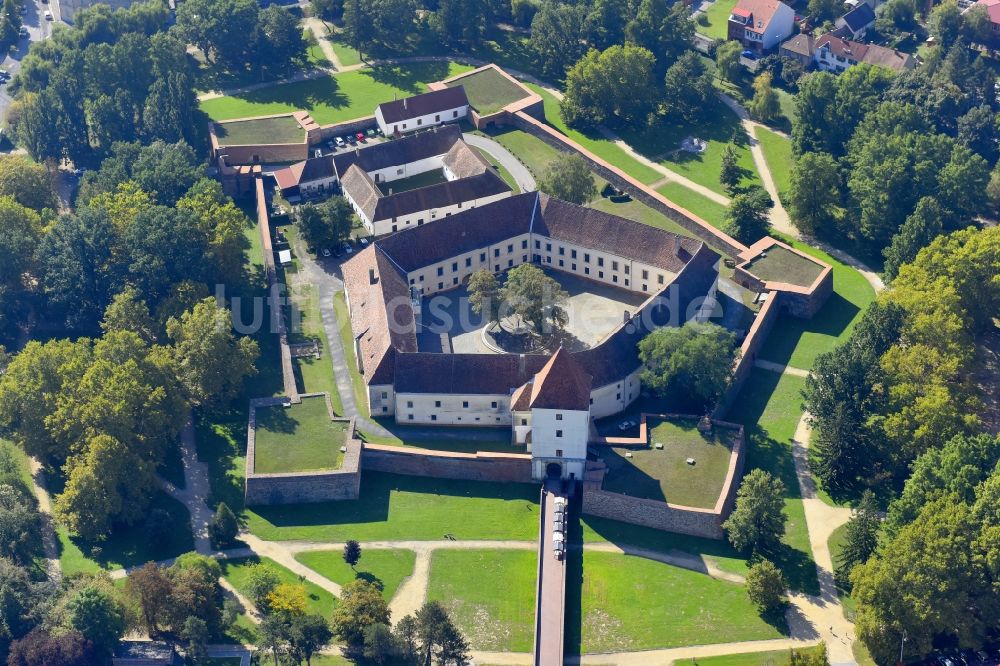 Sarvar aus der Vogelperspektive: Gebäudekomplex im Schloßpark von Schloß Schloss Nádasdy in Sarvar in Vas, Ungarn