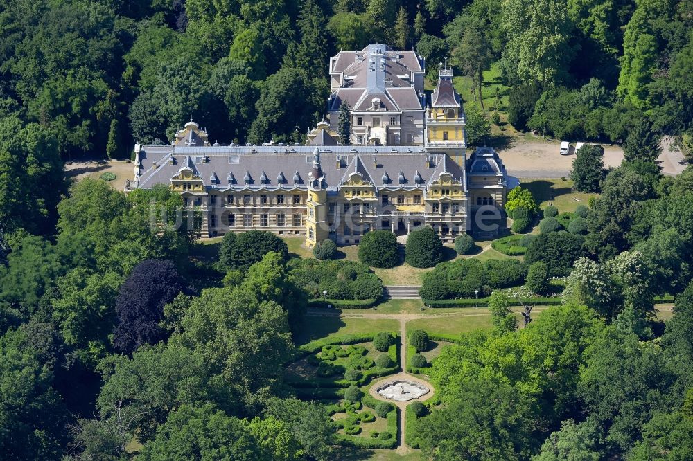 Szabadkigyos aus der Vogelperspektive: Gebäudekomplex im Schloßpark von Schloß Schloss Wenckheim in Szabadkigyos in Bekes, Ungarn
