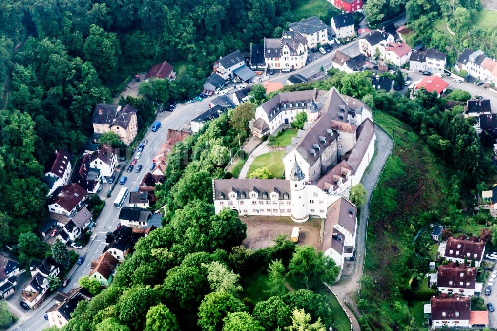 Bensheim von oben - Gebäudekomplex im Schloßpark von Schloß Schönberg im Ortsteil Schönberg in Bensheim im Bundesland Hessen, Deutschland