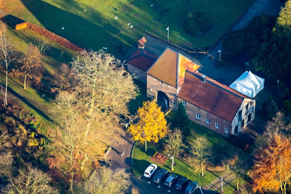 Luftaufnahme Haltern am See - Gebäudekomplex im Schloßpark von Schloß Sythen im Ortsteil Sythen in Haltern am See im Bundesland Nordrhein-Westfalen, Deutschland