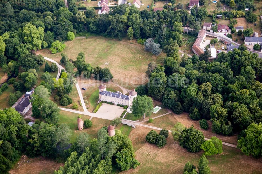 Luftaufnahme Vitry-aux-Loges - Gebäudekomplex im Schloßpark vom Schloß in Vitry-aux-Loges in Centre-Val de Loire, Frankreich