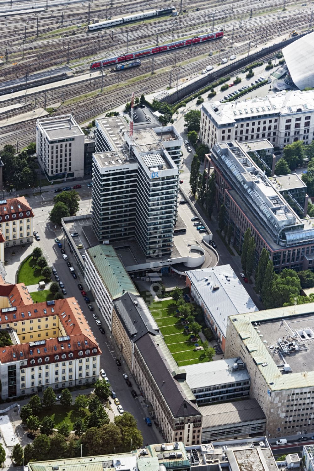 Luftaufnahme München - Gebäudekomplex des Senders BR Bayerischer Rundfunk im Ortsteil Maxvorstadt in München im Bundesland Bayern, Deutschland