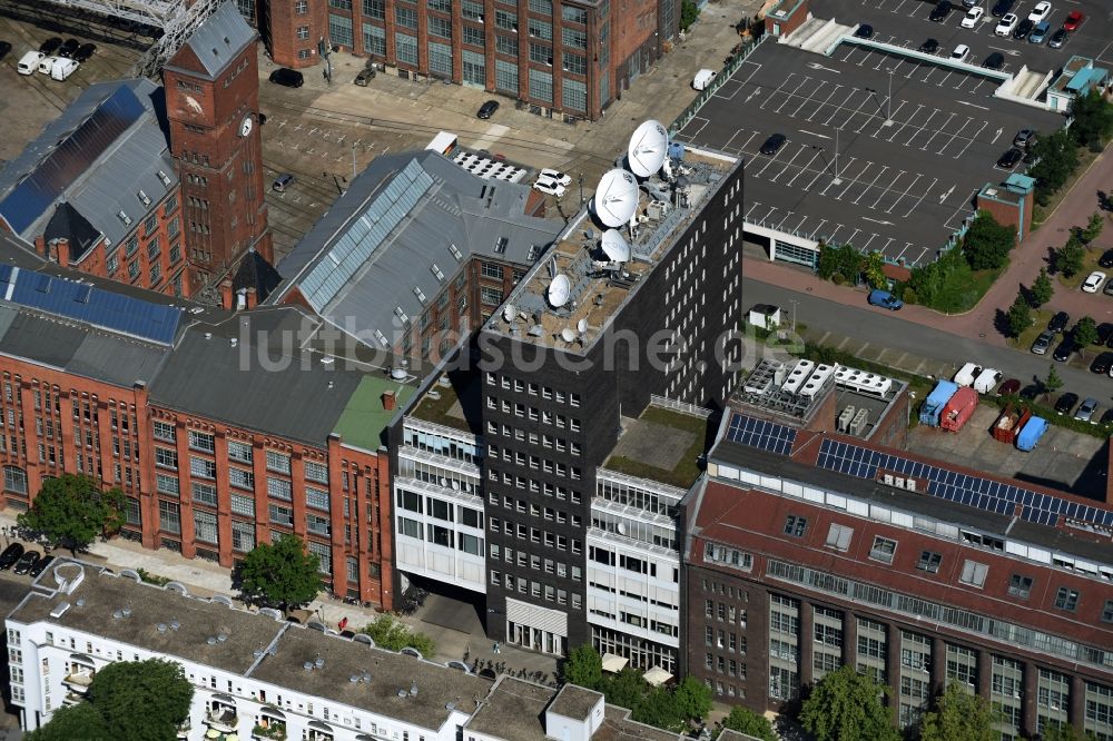 Luftaufnahme Berlin - Gebäudekomplex des Senders Deutsche Welle an der Voltastraße in Berlin