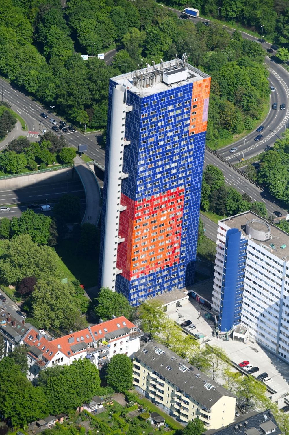 Luftbild Köln - Gebäudekomplex des Senders Deutschlandfunk im Ortsteil Rodenkirchen in Köln im Bundesland Nordrhein-Westfalen, Deutschland
