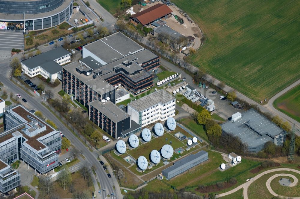 Unterföhring von oben - Gebäudekomplex des Senders MTI Teleport München GmbH in Unterföhring im Bundesland Bayern, Deutschland