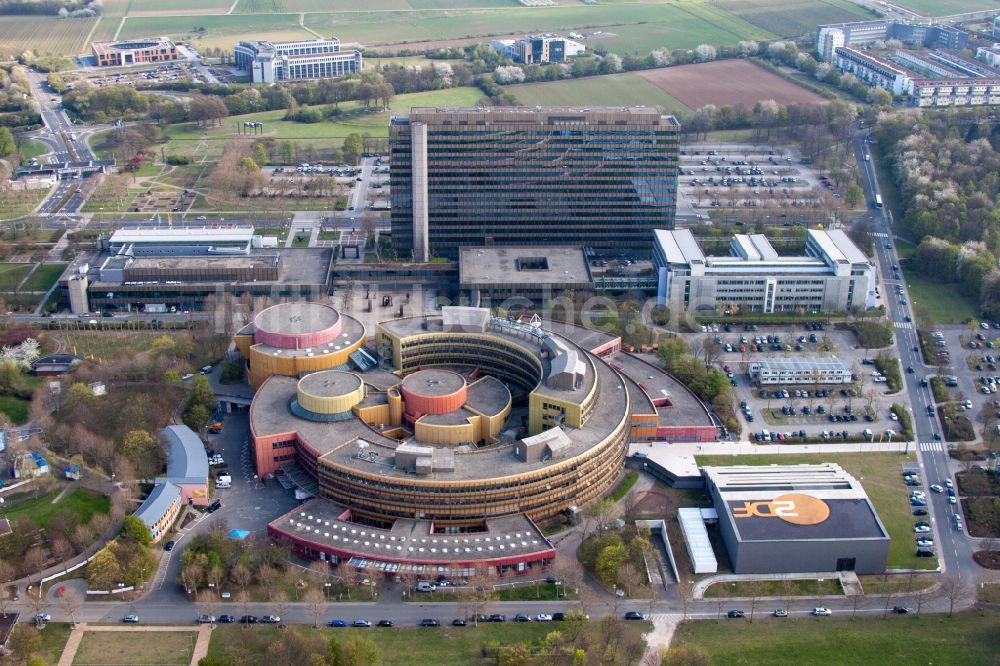 Luftaufnahme Mainz - Gebäudekomplex des Senders ZDF - Zweites Deutsches Fernsehen im Ortsteil Lerchenberg in Mainz im Bundesland Rheinland-Pfalz, Deutschland