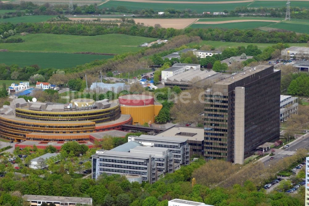 Luftaufnahme Mainz - Gebäudekomplex des Senders Zweiten Deutschen Fernsehen ZDF im Ortsteil Lerchenberg in Mainz im Bundesland Rheinland-Pfalz