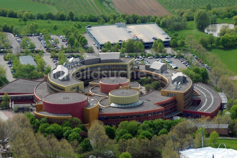 Luftaufnahme Mainz - Gebäudekomplex des Senders Zweiten Deutschen Fernsehen ZDF im Ortsteil Lerchenberg in Mainz im Bundesland Rheinland-Pfalz