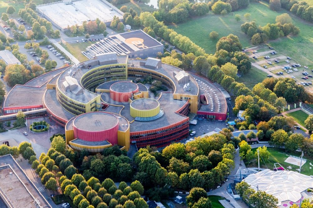 Mainz von oben - Gebäudekomplex des Senders Zweites Deutsches Fernsehen im Ortsteil Lerchenberg in Mainz im Bundesland Rheinland-Pfalz, Deutschland