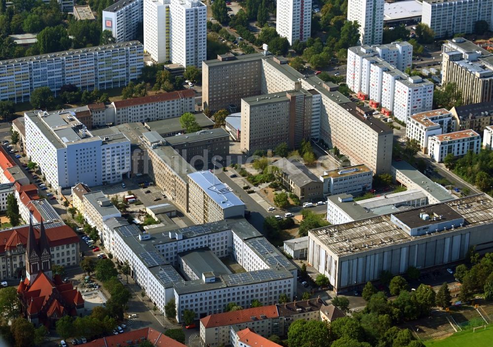 Luftaufnahme Berlin - Gebäudekomplex der Stasi-Gedenkstätte des ehemaligen MfS Ministerium für Staatssicherheit der DDR in Berlin, Deutschland
