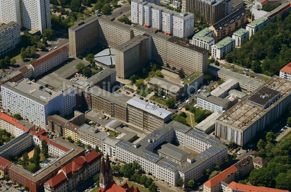 Luftbild Berlin - Gebäudekomplex der Stasi-Gedenkstätte des ehemaligen MfS Ministerium für Staatssicherheit der DDR im Ortsteil Lichtenberg in Berlin, Deutschland
