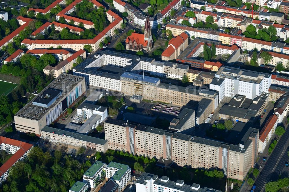 Berlin von oben - Gebäudekomplex der Stasi-Gedenkstätte des ehemaligen MfS Ministerium für Staatssicherheit der DDR in der Ruschestraße zwischen Normannenstraße und Frankfurter Allee in Berlin Lichtenberg